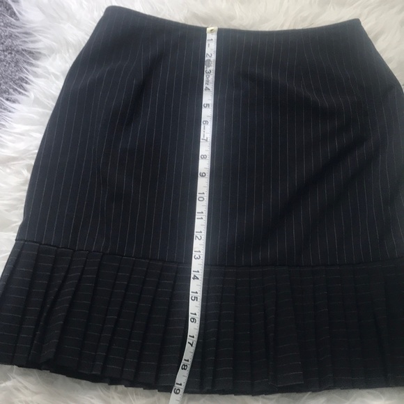 Black and white pin striped skirt with pleating - Picture 7 of 7